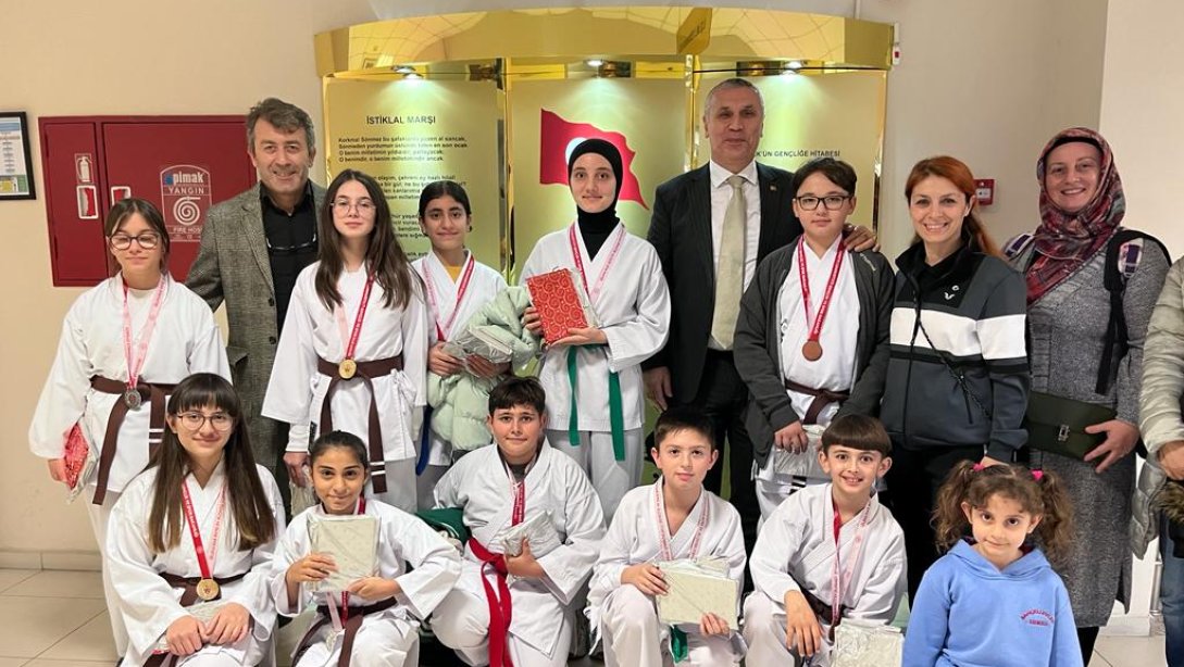Okul Sporları Karate Dalında Dereceye Giren Öğrencilerimiz İlçe Milli Eğitim Müdürümüz Sayın Bora ZİHNİ'yi  Ziyaret Ettiler