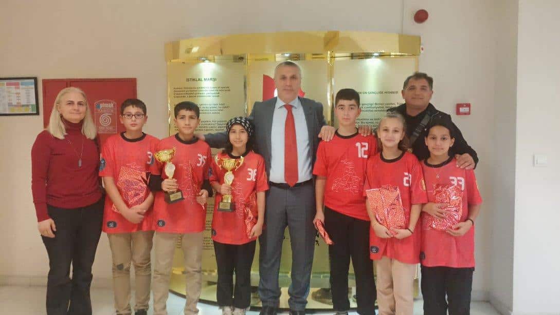 Şehit Mustafa Serin Ortaokulu Hentbol Dalında Dereceye Giren Öğrencilerimiz İlçe Milli Eğitim Müdürümüzü Ziyaret Ettiler