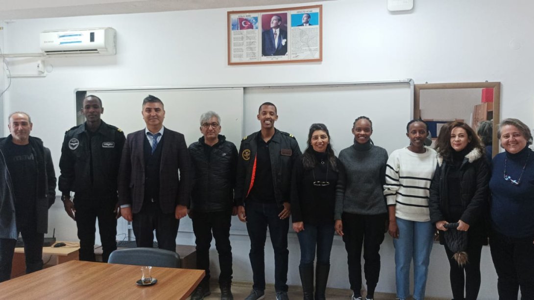 Mustafa Keskin İlkokulu Takım Yönetimi, Sınıf Yönetiminde Merak Uyandırma ve Farklı Kültürleri Tanıma Etkinlikleri Kapsamında Ayjet  Uçuş Okulu Pilotlarını Okullarına Davet Ettiler