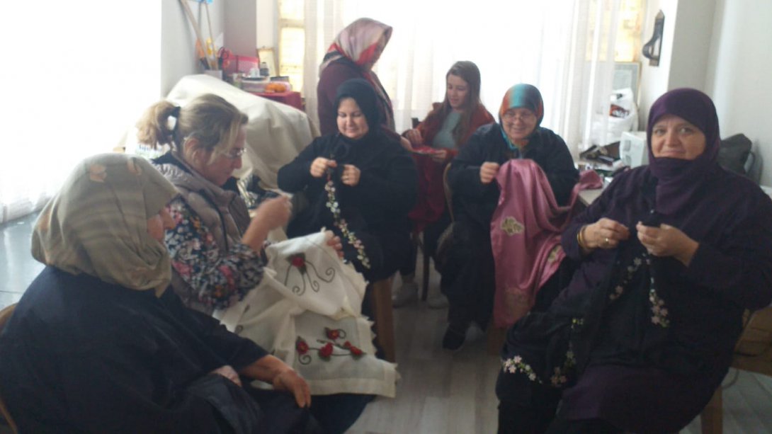 Burhaniye Şehit İlyas Arslan Halk Eğitimi Merkezi'nin Kursları Devam Ediyor...