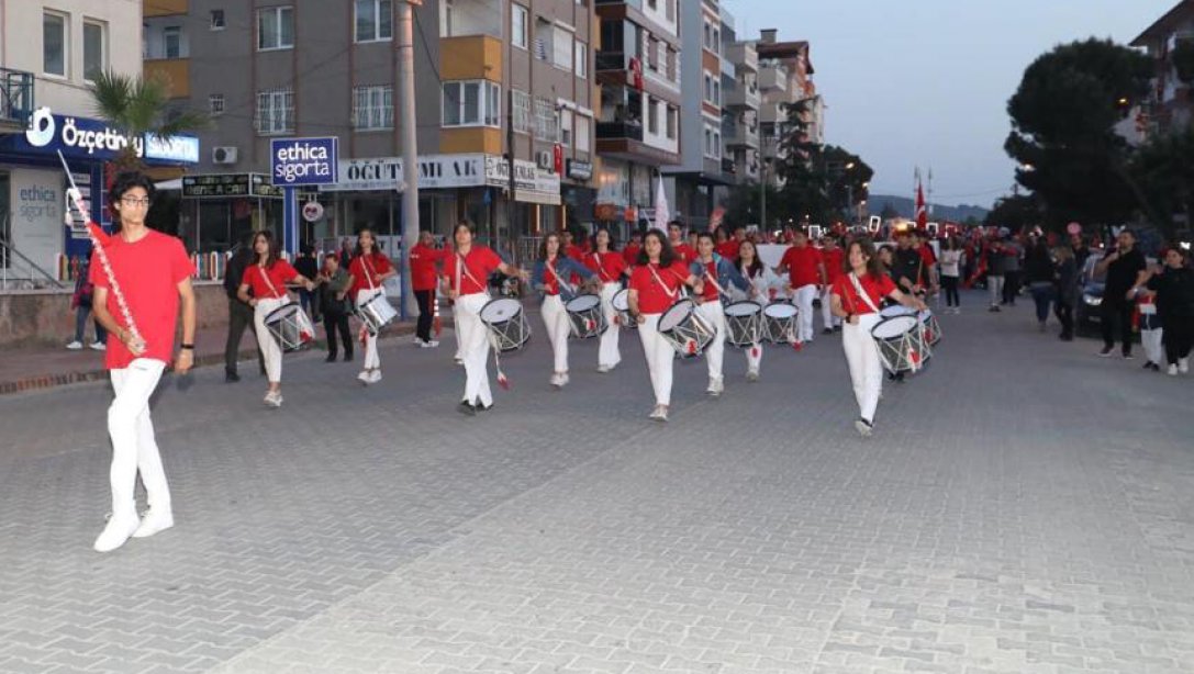 Burhaniye 19 Mayıs Atatürk'ü Anma, Gençlik ve Spor Bayramı Kortej Yürüyüşü Yapıldı