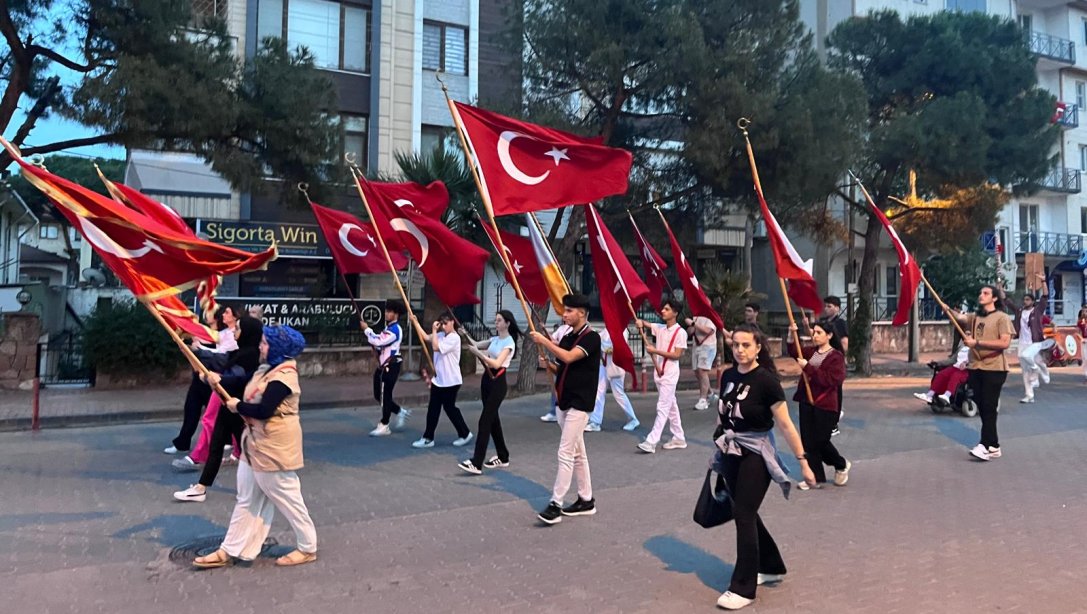 19 Mayıs Atatürk'ü Anma, Gençlik ve Spor Bayramı Fener Alayı Yapıldı